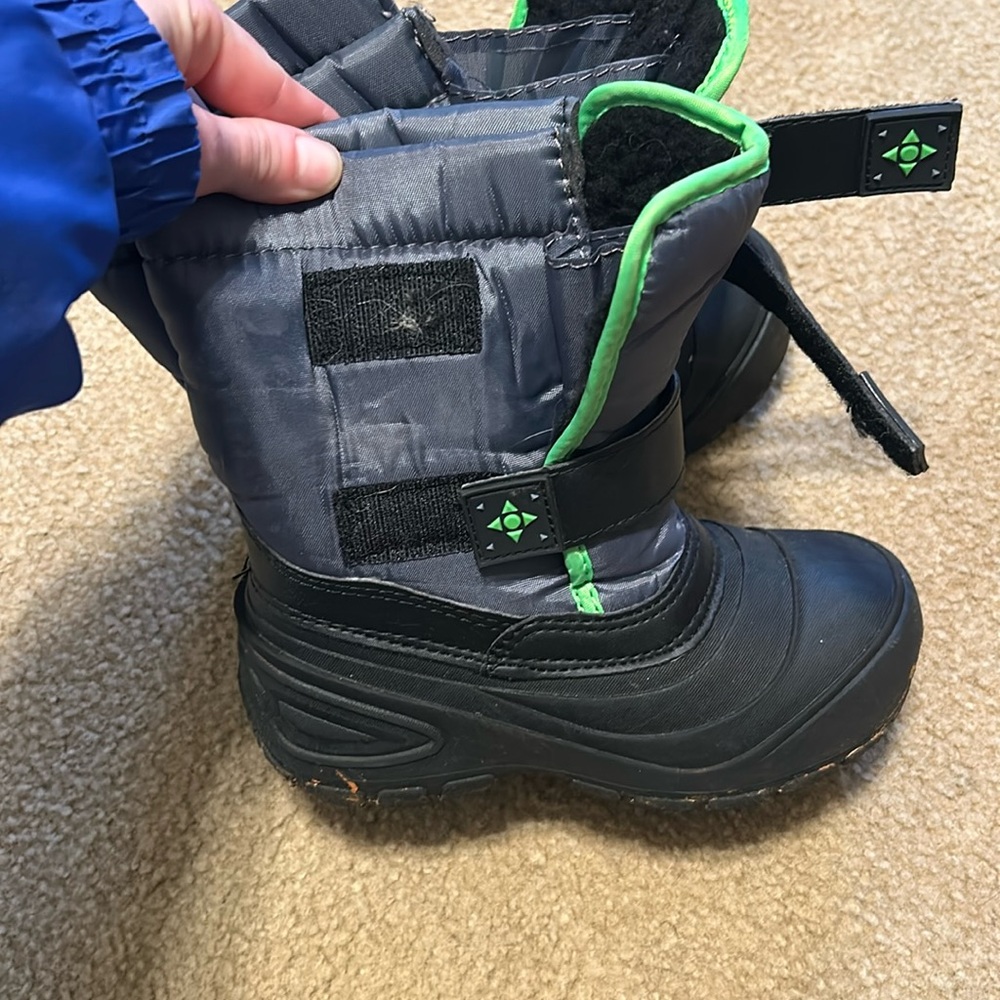 Snow boots